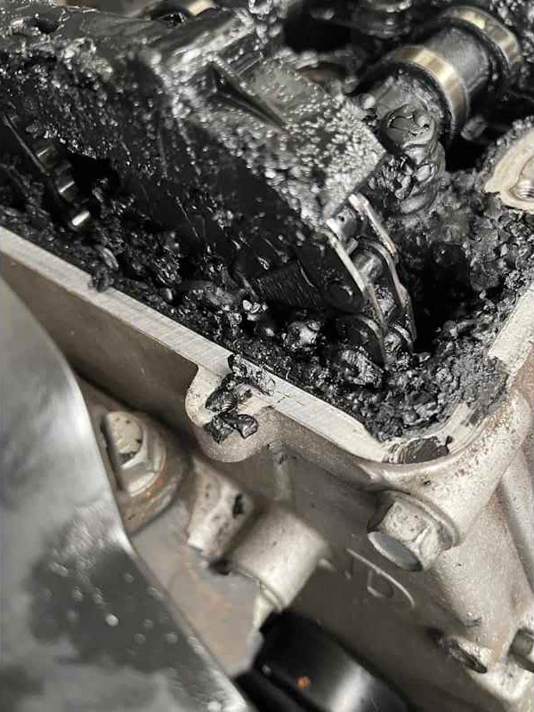 Carboned engine component during a repair