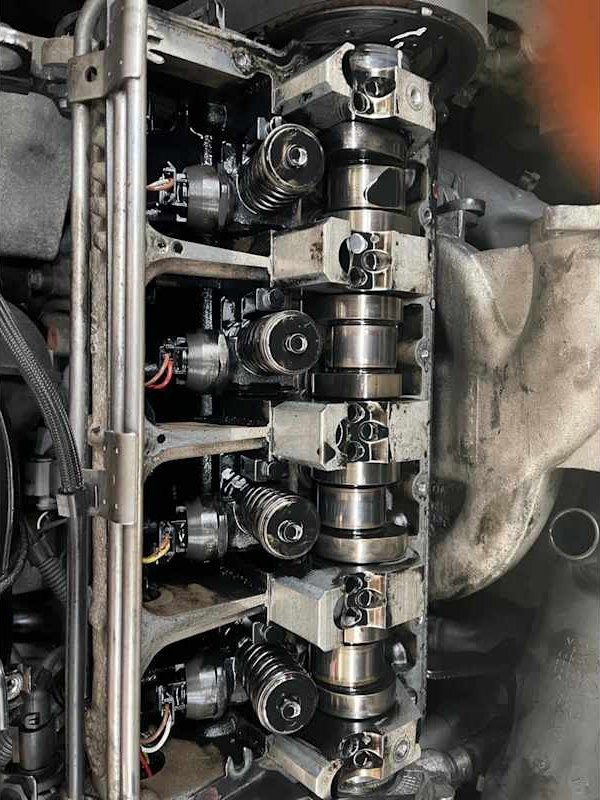 Cylinder head and camshafts on the bench
