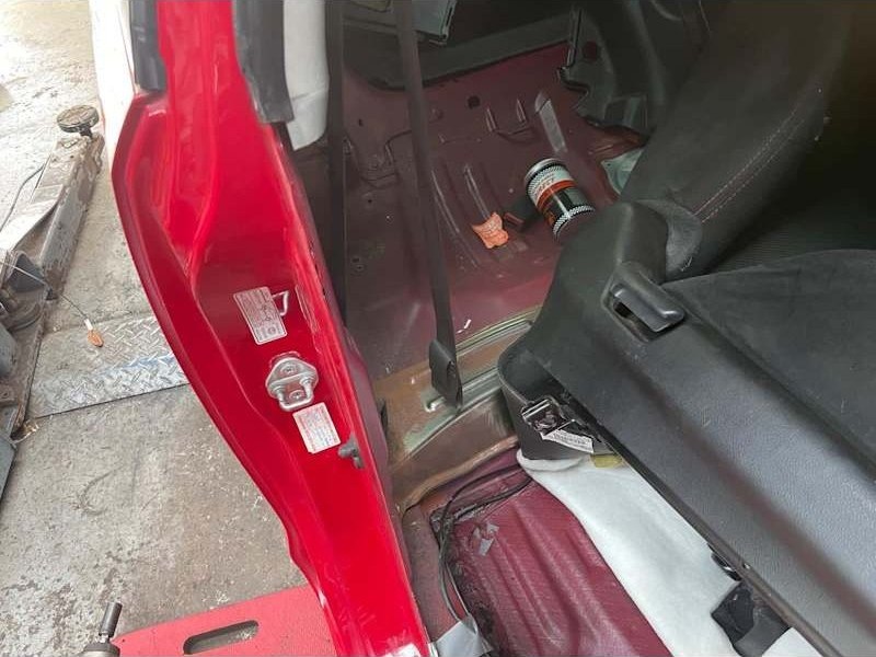 Door card and hinge during a repair