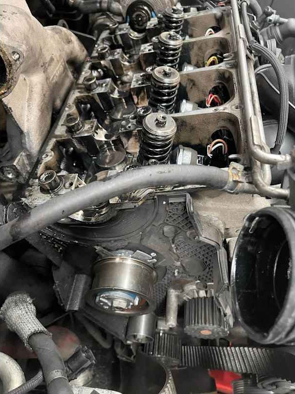 Engine and gearbox during a repair