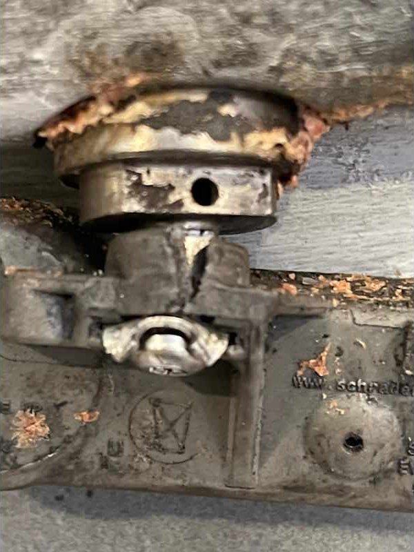 Hub and suspension joint stripped for repair