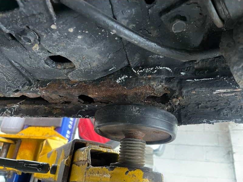 Jacking point and underside during a repair