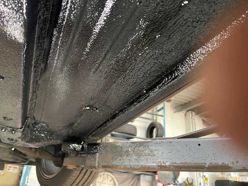 Sill and underside seam on a vehicle